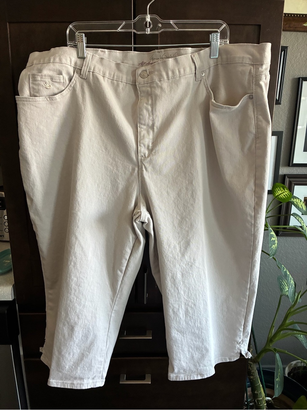 Gloria Vanderbilt Cream Ankle Crop Pants